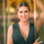 Flaviana Seeling Instagram - Me convertí en Coach y mi vida empezó a sonar así 💜 No hay nada que me haga más feliz que ayudar a las personas a lograr sus metas en la vida, llevo años entrenándome como Coach para poder entregar lo mejor de mi a través de la enseñanza y mi historia de vida… Lo mejor está por venir, bienvenidos todos a Soy Vibrante! @soy.vibrante / www.soyvibrante.com 🤍 . . #coach #flavianaseeling #soyvibrante #amorpropio #comunidad #coachdevida #lifestyle #axebahia #cursos #coaching