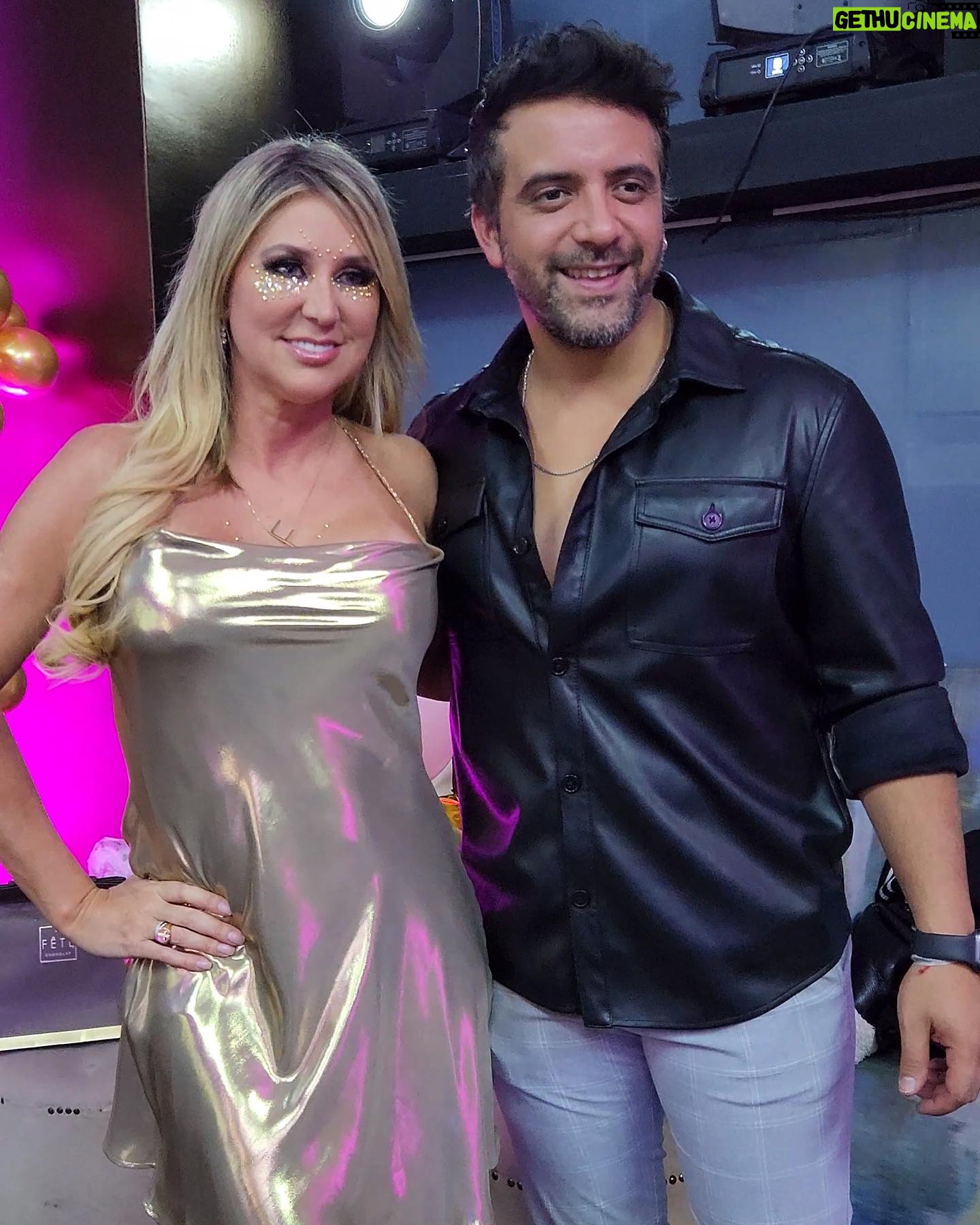 Flaviana Seeling - 4.1K Likes - Estamos tan felices juntos y con nuestra familia💕, que hemos tomado una decisión muy importante.
Tenemos un camino por recorrer para llegar a lo que tanto queremos y queremos vivirlo con ustedes…🤭
Que creen que será? Los leemos 👀