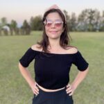 Flora Martínez Instagram - #mrscold out now 😎 la indiferencia a veces es sólo un escudo para no sentirnos vulnerables 🌻 Ya escucharon Mrs.Cold? 🌎 @kingsofconvenience @spotify #bossanovacovers #jazzyromance #bossanova
