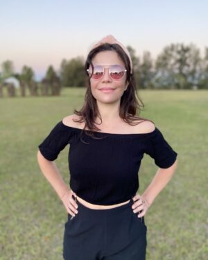 Flora Martínez Instagram - #mrscold out now 😎 la indiferencia a veces es sólo un escudo para no sentirnos vulnerables 🌻 Ya escucharon Mrs.Cold? 🌎 @kingsofconvenience @spotify #bossanovacovers #jazzyromance #bossanova
