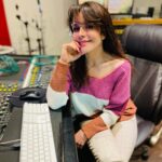 Flora Martínez Instagram - “Mrs. Cold” en español sería algo así como “Señorita Distante, te hacías la dura, pero se que era una pose porque yo te muevo el piso. Usabas una máscara para no sentirte vulnerable. Ahora ya me perdiste. Deberías haberme detenido antes que me pusiera el abrigo y me marchase. ¿Qué es el amor? Es un juego que ambos jugamos y no podemos dejar de jugar”😍 Les gusta? 💚💜❤️ link en bio 👆🏻👆🏻👆🏻👆🏻👆🏻 . . Próximo Viernes #mrscold con @kimurives 🇧🇷🇯🇵 y @josereinosouy 🇺🇾 . . Sweater de @vidamiaropa ❤️