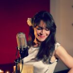 Flora Martínez Instagram - Ya está disponible la versión acústica de "Bolero Breve" en mi canal de YouTube 💋 (Link arriba 👆 en la bio)