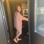 Flora Martínez Instagram - Gracias a los geniales amigos de @mobilewall01 que me acaban de instalar esta cabina para poder seguir grabando música sin salir de casa. Las hacen de todas las medidas, colores, personalizadas 100% y lo mejor de todo es el sonido increíble que se logra… además puedo ensayar a cualquier hora sin molestar a mis vecinos 😃 Pronto más música 🙏🏻🌸♥️