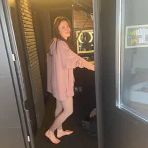 Flora Martínez Instagram - Gracias a los geniales amigos de @mobilewall01 que me acaban de instalar esta cabina para poder seguir grabando música sin salir de casa. Las hacen de todas las medidas, colores, personalizadas 100% y lo mejor de todo es el sonido increíble que se logra… además puedo ensayar a cualquier hora sin molestar a mis vecinos 😃
Pronto más música 🙏🏻🌸♥️
