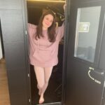 Flora Martínez Instagram - Gracias a los geniales amigos de @mobilewall01 que me acaban de instalar esta cabina para poder seguir grabando música sin salir de casa. Las hacen de todas las medidas, colores, personalizadas 100% y lo mejor de todo es el sonido increíble que se logra… además puedo ensayar a cualquier hora sin molestar a mis vecinos 😃 Pronto más música 🙏🏻🌸♥️