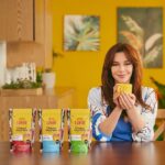 Flora Martínez Instagram - @floramartinezoficial ya eligió su Luker Chocoexpress favorito. ¿Y tú, cuál prefieres? 💚 Sin azúcar ❤️ Clavos y Canela 💙 Splenda Recuerda que todos son bajos en grasa, sin azúcar añadido, 0 colesterol y solo aportan 14 calorías. #TeEncanta y #TeCaeBien