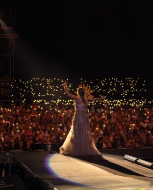 Florencia Bertotti Instagram - Todavía no puedo creer la noche de anoche! ✨🙌🏻🔥🇧🇴💛

GRACIAS x tanto cariño Bolivia!!

Espero q lo hayan disfrutado tanto como nosostros!!

Voy a compartir de a poco imágenes de lo mágico que fue todooooo

❤️