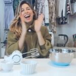 Florencia Bertotti Instagram - Vacaciones con Yelmo! ⭐️🌈🍄 20% OFF descuento en la tienda de @yelmoarg con el cupón de descuento FLORCONYELMO! Válido para hoy, sábado y domingo! . Hay algo más lindo que comer un rico budin con estos días de frío? Acá preparamos un carrot cake de la genia de @monpetitglouton en nuestra máquina de pan! Usamos: 2 zanahorias 2 huevos 250gr de harina leudante 100ml de aceite de girasol 3 cucharadas de queso crema 120gr de azúcar 100ml de leche 1 cdta de canela en polvo Usamos la función 12 CAKE de la máquina de pan y dsp completamos con 1hs más de BAKE (función 15) Nos tentamos en hacerle un frosting así que buscamos nuestra batidora de mano para hacerlo bien rapidito! Usamos: 40gr de manteca 40gr de azúcar impalpable 80gr de queso crema Y la pava de vidrio? La amamos! No? Visiten la pagina y aprovechen 💛