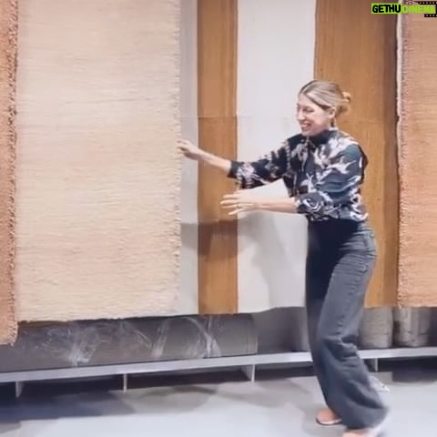 Florencia Bertotti Instagram - Visitando mi casa preferida de alfombras! @thecarpet.co que tiene durante MAYO 30% OFF 🔥🔥🔥en alfombras hechas a mano de diferentes tamaños y diseños🌿 ADEMÁS de tener miles de alfombras divinas para todos los gustos (atencion la q tengo en casa q es especial para los que tenemos mascotas🐶) Yo las mías las tengo hace casi 2 años y están impecables!