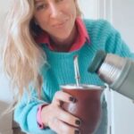 Florencia Bertotti Instagram - Hoy les comparto un día de los míos, bien cargadito fiel a mi estilo jsjsj pero lleno de cosas que me gustan! La cuestión es poder disfrutar de todo sin las típicas molestias físicas que tenemos a veces que tal vez no son graves pero uno las siente y son incómodos! 👉🏼Para esos dolores localizados de espalda, de cuello, uso Actron Gel, x que me lo recomendó mi médico. Es genial porque actúa directamente sobre la zona del dolor, es efectivo, incoloro y encima tiene un aroma a lavanda muy rico. @actronargentina #Bayer LEA ATENTAMENTE EL PROSPECTO Y ANTE LA MENOR DUDA CONSULTE A SU MÉDICO Y/O FARMACÉUTICO.