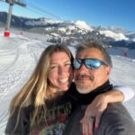 Florencia Bertotti Instagram - Chin pum 🏁 Se terminó este viaje espectacular! Que lindo es viajar en familaaaaa, compartir, descubrir, jugar, aburrirse o lo q sea que surja, todo primero será vivencia y después recuerdo! ❤️ Esta vez alquilamos un motorhome, dormimos en campings, esquiamos, tomamos trenes, nos subimos a montañas rusas, paseamos x lugares desconocidos y nuevos, probamos todas las comidas más raras que encontramos…nos dejamos llevar y todo fue muy muy disfrutado! Me hago la canchera x que obvio q me anime a todo x que estaba muy tranquilita con mi seguro de siempre. Les dejo un carrete random de los lugares q visitamos! 📸 Ahora si, a trabajar x que este año va a tener muchas emocionessssss!!!! 🙌🏻💛🎤🌼🔥✨ Hace varios años que cada vez que viajamos hago en 5’ mi formulario en @assist365ok para darme de alta y ya me quedo tranquila. Es para cualquier parte del mundo! Se lo recomiendo a toda mi famila × q te olvidas y si pasa algo estás cubierta! La asistencia al viajero es un servicio que brinda cobertura y soporte médico en caso de emergencias durante tu viaje. Con ASSIST 365 te aseguras protección médica, repatriación sanitaria, asistencia legal y otros servicios esenciales para garantizar tu tranquilidad mientras viajas. Gracias @may_ariana como siempre x ocuparte de todo!