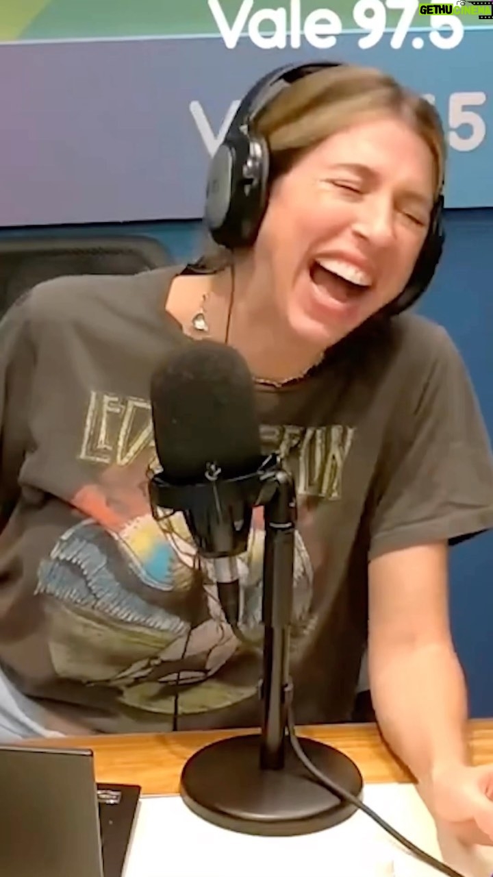 Florencia Bertotti Instagram - 😂 ¡Andá pa´allá, mal exfoliada! 😜 Si, en #DiasYFlores, hablamos de granitos, forúnculos, exfoliaciones y otras magias 🤣 📲 Suscribite a nuestro canal en Youtube ⚡️ radiovale.fm ✨#SomosVale - Lo hacemos posible