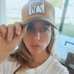 Florencia Bertotti Instagram - Fan de @rewildargentina 😎 Las quiero todas 🥴😂❤️ Ya tienen la suya? Cual es tu preferida? Con la compra de tu gorra se dona una parte del valor a @avesargentinas para proyectos de conservación 🌿