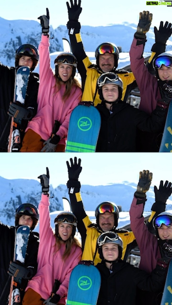 Florencia Bertotti Instagram - Días en familia q nunca olvidaremos! 🙌🏻🎿⛷️🏔️☀️ Lo q disfrutamos la nieve, las clases de ski, las pistasss, la pileta, él sauna, el sector de juegos, el club teen, el spa, la comida, las habitaciones espectaculares, los eventos nocturnos, los manjares ya dije? Jsjsjs Bueno, no tiene nombre lo INCREÍBLE q lo pasamos! Sisi tiene nombre.. @clubmedalpes ✨cuac 🤩 Una experiencia TOTALMENTE ESPECTACULAR y diferente a todo! No duden en averiguar! Feliz fin de martes 💛 #amazingClubMed #amazingexpirience #anazingfamily