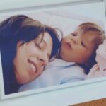 Florencia Bertotti Instagram - Feliz día para todas las mamás!❤️ Con mi hijito de chiquito escuchándole el corazón (amo esta foto) Con las #damedientotes mi mamita y hermana 🙌🏻❤️ Los adultos de la familia jsjs 😍 Un pedacito de canción q le escribí a Rome hace algunos años y no se como compartirla entera 🥴❤️