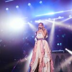 Florencia Bertotti Instagram - Gracias Veracruz! Que energía arrolladora! Fue una noche increíbleeeeee se cantaron todoo!!!!!! Próxima fiesta, CDMX 19 de abril 🎤🇲🇽⚡️🔥🌼💛🥳 Nos vemos en el Arena! Entradas x www.superboletos.com Los esperamos!!! ❤️