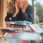 Florencia Bertotti Instagram - SORTEO CERRADO Ganadora @mariacarolinapalamedi . MEGA SORTEO 💥 junto a @trabiok 🎨 Participá por toooooodos los productos que tiene la caja! Marcadores de todo tipo, colores clásicos, pasteles, neón, Crayones, acuarelas, resaltadores, kits para hacer lettering, maletines con actividades, DE TODO!! ¿Cómo haces para participar? 1) Seguí a @pancha_ba, a @trabiok y a @florbertottiok 2) Mencioná en comentarios a todos tus amigos! Más comentas, más chances de ganar tenes! . IMPORTANTÍSIMO! ⚠️ Si las contactan por privado, chequeen que esté bien escrito el usuario. Sólo van a contactar al ganador desde Pancha! NUNCA les vamos a pedir que completen ningún formulario, ni que nos pasen datos bancarios. . Dicho todo esto, a compartir este sorteazo con toda tu gente! El sorteo se realiza el VIERNES 6/10 Mucha suerte! 🍀🤞🏻