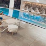 Florencia Bertotti Instagram - Hoy necesitaba bajarrrrr x Dios mío nunca tanta intensidad jsjsjs y sin dudas estamos en el mejor lugar! Acá después del día de nieve hay mil opciones de actividades en el hotel, MEGA gimnasio, clases de yoga, fitness, competencias de famila, juegos con y sin animadores para TODAS las edades, tardes y noches tematicas, ping Pong, sala para teens, para chiquitos, SPA con de todoooo y muchas opciones más! (Hay una app que te dice todas las diferentes actividades qué hay cada día para q no te pierdas nada o elijas que hacer!) Hoy nos toca Spa y solo sé q si logran relajarme con la ansiedatttt que manejo, son el mejor spa del mundo Jsjdjd @clubmedalpes 🏔️🎿⛷️☀️✨nos estás encantando muchísimo! #amazingfamily #amazingexperience #amazingclubmed