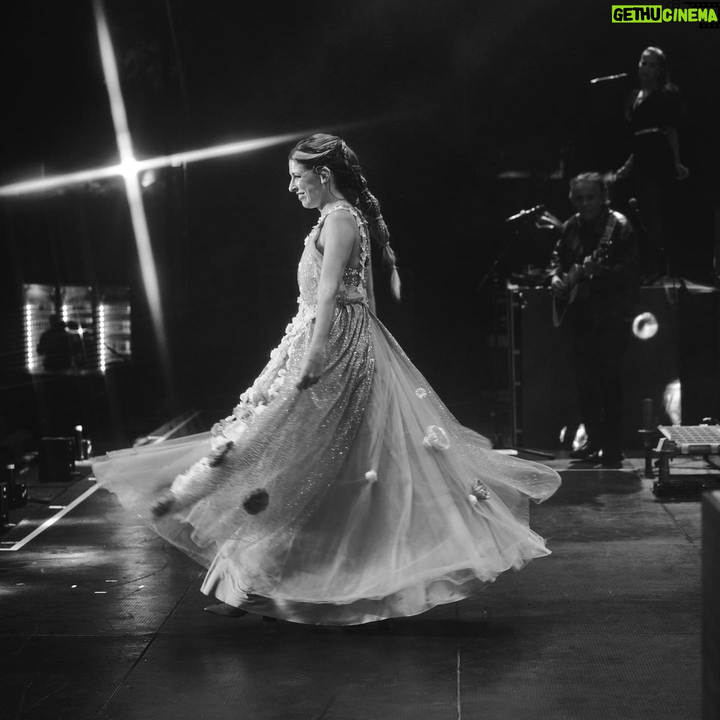 Florencia Bertotti Instagram - Perú y todo el amorrrrr que nos dieron! Gracias por tanto!🇵🇪🙌🏻🔥❤️ Cada vez nos obligan a cantar más canciones q no tenemos preparadas jajs (videito 😍) pero es una fiesta igual! Próximo destino, Ecuador! Guayaquil y Quito allá vamos! 🥳 Nos vemos ahí? ❤️