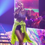 Florencia Bertotti Instagram - Carrete random de República Dominicana! (Vengo c delay jsjs) No se muy bien que decir. Todo es mucho y es muy lindo! Los shows fueron cómo hacer una fiesta en casa y cantar en el living a viva voz, sintiendo cada canción, disfrutando muchísimo cada minuto! Vamo arriba como dicen los dominicanos! Que se repita! ❤️ Fotos para prensa, Sound check, playaita con agua tibia, foto con la estefacitaaaa y con algunos de los genios bailarines, libro q estoy leyendo, venue preparado, ida en combi con este equipo del bien y momento preferido con willowww y flora 🙌🏻💫🇩🇴❤️ Gracias x tanto cariño! 🙌🏻🌼✨💛🎤🥳