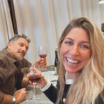Florencia Bertotti Instagram - Chin pum 🏁 Se terminó este viaje espectacular! Que lindo es viajar en familaaaaa, compartir, descubrir, jugar, aburrirse o lo q sea que surja, todo primero será vivencia y después recuerdo! ❤️ Esta vez alquilamos un motorhome, dormimos en campings, esquiamos, tomamos trenes, nos subimos a montañas rusas, paseamos x lugares desconocidos y nuevos, probamos todas las comidas más raras que encontramos…nos dejamos llevar y todo fue muy muy disfrutado! Me hago la canchera x que obvio q me anime a todo x que estaba muy tranquilita con mi seguro de siempre. Les dejo un carrete random de los lugares q visitamos! 📸 Ahora si, a trabajar x que este año va a tener muchas emocionessssss!!!! 🙌🏻💛🎤🌼🔥✨ Hace varios años que cada vez que viajamos hago en 5’ mi formulario en @assist365ok para darme de alta y ya me quedo tranquila. Es para cualquier parte del mundo! Se lo recomiendo a toda mi famila × q te olvidas y si pasa algo estás cubierta! La asistencia al viajero es un servicio que brinda cobertura y soporte médico en caso de emergencias durante tu viaje. Con ASSIST 365 te aseguras protección médica, repatriación sanitaria, asistencia legal y otros servicios esenciales para garantizar tu tranquilidad mientras viajas. Gracias @may_ariana como siempre x ocuparte de todo!