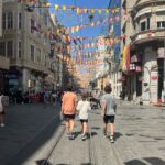 Florencia Bertotti Instagram - HOLA ESTAMBUL 🇹🇷 Que espectacular todo! 💫 Hoy visitamos el BAZAR de las especias, algunas mezquitas, la torre de gálata, la zona moderna y un barrio imperdible que se llama Fener en Balat. A la noche nadamos en una antigua cisterna! ⚡️ Caminamos MUCHO y probamos comidas riquísimas. Todo es un buen plan✨ Esto recién empiezaaa y este equipete es lo más! 😍🙌🏻❤️ @federicoamador1 seni seviyorum ❤️