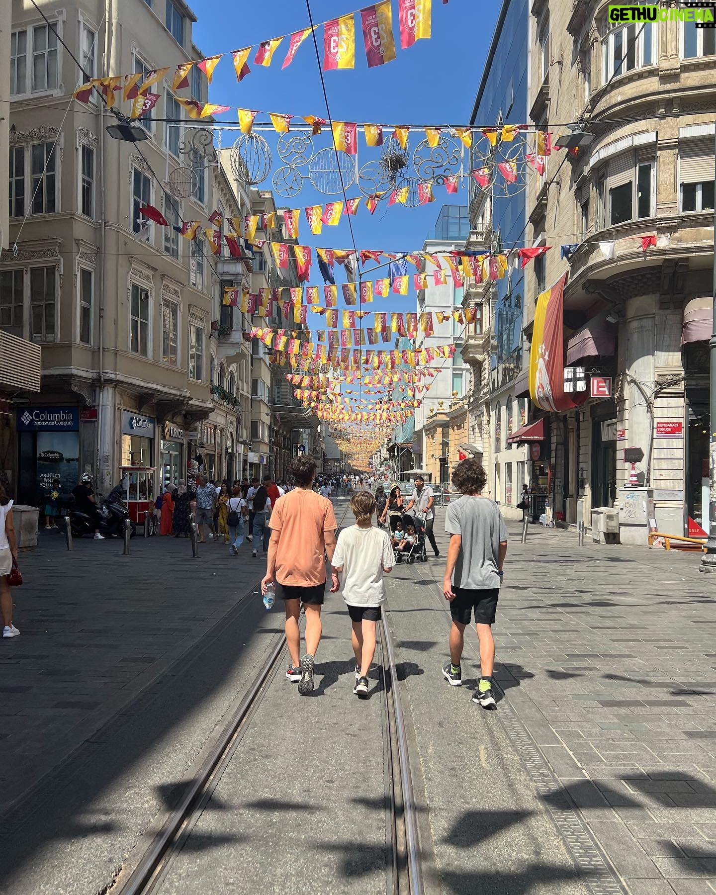 Florencia Bertotti Instagram - HOLA ESTAMBUL 🇹🇷 Que espectacular todo! 💫 Hoy visitamos el BAZAR de las especias, algunas mezquitas, la torre de gálata, la zona moderna y un barrio imperdible que se llama Fener en Balat. A la noche nadamos en una antigua cisterna! ⚡️ Caminamos MUCHO y probamos comidas riquísimas. Todo es un buen plan✨ Esto recién empiezaaa y este equipete es lo más! 😍🙌🏻❤️ @federicoamador1 seni seviyorum ❤️