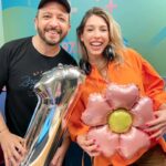 Florencia Bertotti Instagram - El estudio de @vale975 se llenó de color, flores, emociones y recuerdos para festejar que #DiasYFlores hace un año está junto a vos. 💐💖✨️ Gracias a todos los que nos acompañan día tras día.
