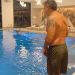 Florencia Bertotti Instagram - Hoy necesitaba bajarrrrr x Dios mío nunca tanta intensidad jsjsjs y sin dudas estamos en el mejor lugar! Acá después del día de nieve hay mil opciones de actividades en el hotel, MEGA gimnasio, clases de yoga, fitness, competencias de famila, juegos con y sin animadores para TODAS las edades, tardes y noches tematicas, ping Pong, sala para teens, para chiquitos, SPA con de todoooo y muchas opciones más! (Hay una app que te dice todas las diferentes actividades qué hay cada día para q no te pierdas nada o elijas que hacer!) Hoy nos toca Spa y solo sé q si logran relajarme con la ansiedatttt que manejo, son el mejor spa del mundo Jsjdjd @clubmedalpes 🏔️🎿⛷️☀️✨nos estás encantando muchísimo! #amazingfamily #amazingexperience #amazingclubmed