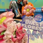 Florencia Bertotti Instagram - El estudio de @vale975 se llenó de color, flores, emociones y recuerdos para festejar que #DiasYFlores hace un año está junto a vos. 💐💖✨️ Gracias a todos los que nos acompañan día tras día.