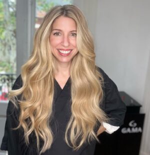 Florencia Bertotti Instagram - Rapunzel x un ratito 💛
En 1 hora años de pelo jajaj todo x el genio de @cristianreystyle ✨
Extensiones tape y listo!