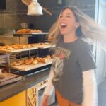 Florencia Bertotti Instagram - Decime q es un gran día sin decirme nada! ✨🌼🎤🙌🏻🔥💛⏰🎫🪄🥳 @clubmedalpes 🏔️🎿⛷️☀️