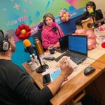 Florencia Bertotti Instagram - El estudio de @vale975 se llenó de color, flores, emociones y recuerdos para festejar que #DiasYFlores hace un año está junto a vos. 💐💖✨️ Gracias a todos los que nos acompañan día tras día.