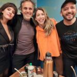 Florencia Bertotti Instagram - El estudio de @vale975 se llenó de color, flores, emociones y recuerdos para festejar que #DiasYFlores hace un año está junto a vos. 💐💖✨️ Gracias a todos los que nos acompañan día tras día.