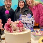 Florencia Bertotti Instagram - El estudio de @vale975 se llenó de color, flores, emociones y recuerdos para festejar que #DiasYFlores hace un año está junto a vos. 💐💖✨️ Gracias a todos los que nos acompañan día tras día.