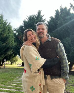 Florencia Bertotti Instagram - “Creo en ir amándonos los matices…”
@federicoamador1 ❤️🌿🧉🔥