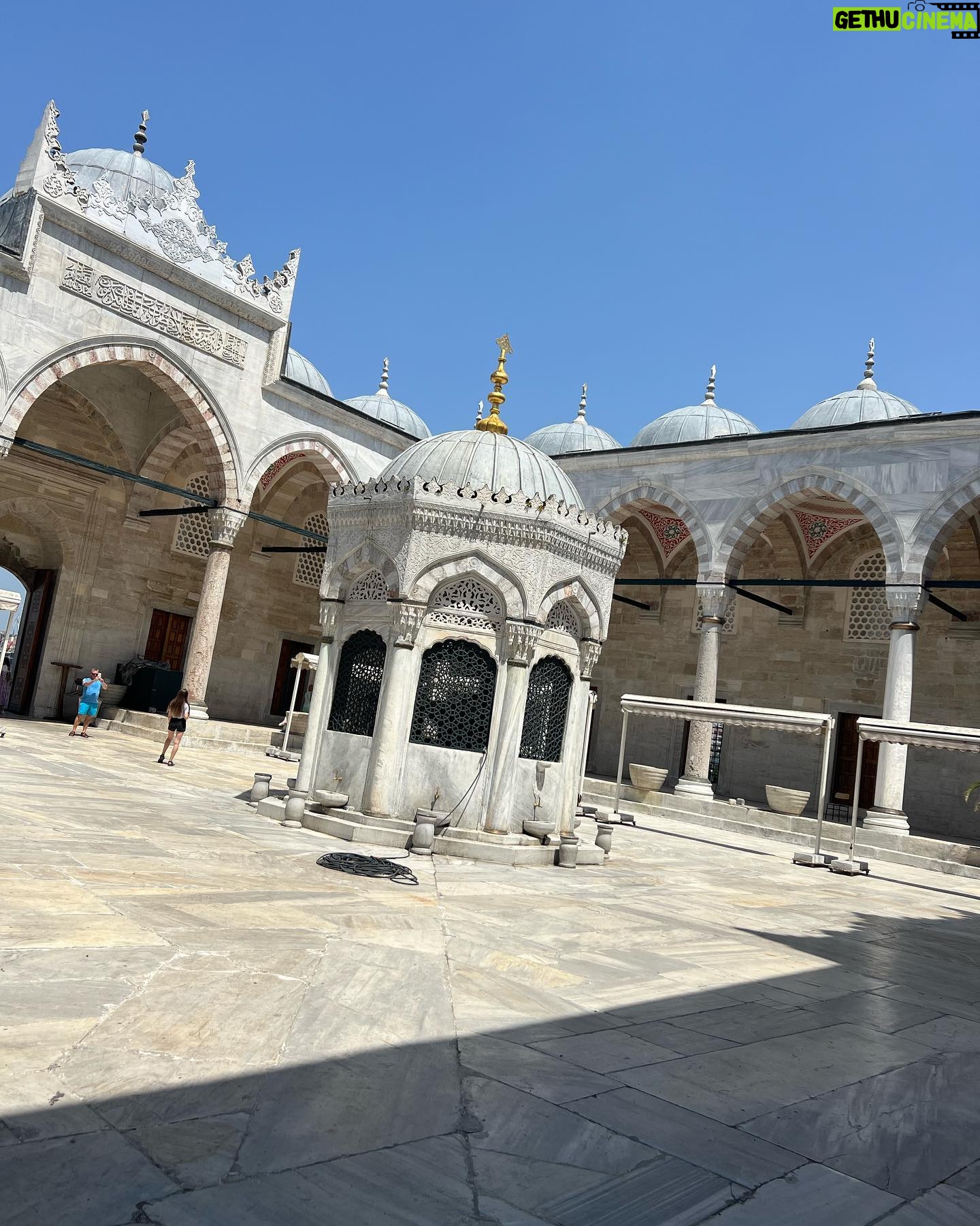 Florencia Bertotti Instagram - HOLA ESTAMBUL 🇹🇷 Que espectacular todo! 💫 Hoy visitamos el BAZAR de las especias, algunas mezquitas, la torre de gálata, la zona moderna y un barrio imperdible que se llama Fener en Balat. A la noche nadamos en una antigua cisterna! ⚡️ Caminamos MUCHO y probamos comidas riquísimas. Todo es un buen plan✨ Esto recién empiezaaa y este equipete es lo más! 😍🙌🏻❤️ @federicoamador1 seni seviyorum ❤️