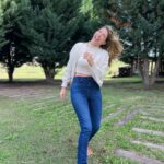 Florencia Bertotti Instagram - -El jean Perfecto no exis… Encontrar el jean perfecto puede parecer una misión imposible. Gracias a Portsaid, ya no lo es tanto. #perfecto @portsaidoficial 👖 El modelo q tengo yo es el 👇🏼 SLIM ADELA OHNEST WINTER (Y el sweater q me preguntaron muchas x stories también! 🤍)