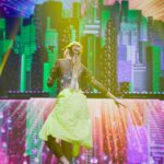 Florencia Bertotti Instagram - Carrete random de República Dominicana! (Vengo c delay jsjs) No se muy bien que decir. Todo es mucho y es muy lindo! Los shows fueron cómo hacer una fiesta en casa y cantar en el living a viva voz, sintiendo cada canción, disfrutando muchísimo cada minuto! Vamo arriba como dicen los dominicanos! Que se repita! ❤️ Fotos para prensa, Sound check, playaita con agua tibia, foto con la estefacitaaaa y con algunos de los genios bailarines, libro q estoy leyendo, venue preparado, ida en combi con este equipo del bien y momento preferido con willowww y flora 🙌🏻💫🇩🇴❤️ Gracias x tanto cariño! 🙌🏻🌼✨💛🎤🥳