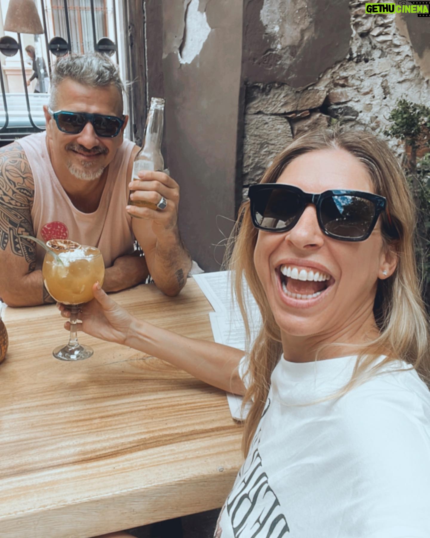 Florencia Bertotti Instagram - Estos días x México y Colombia disfrutando cada minuto con pepito, amigos de siempre, mezclando trabajo con paseos y gente linda!! Traguitos yucatecos, sombreros y karaoke en mi festejo de cumpleaños. Sobremesa y mariachis. Aviones y guacamole. El lujo de viajar con este equipo del amor en donde todos potencian a su manera y con su talento, esta fortuna de hacer lo q nos gusta mucho! ❤️