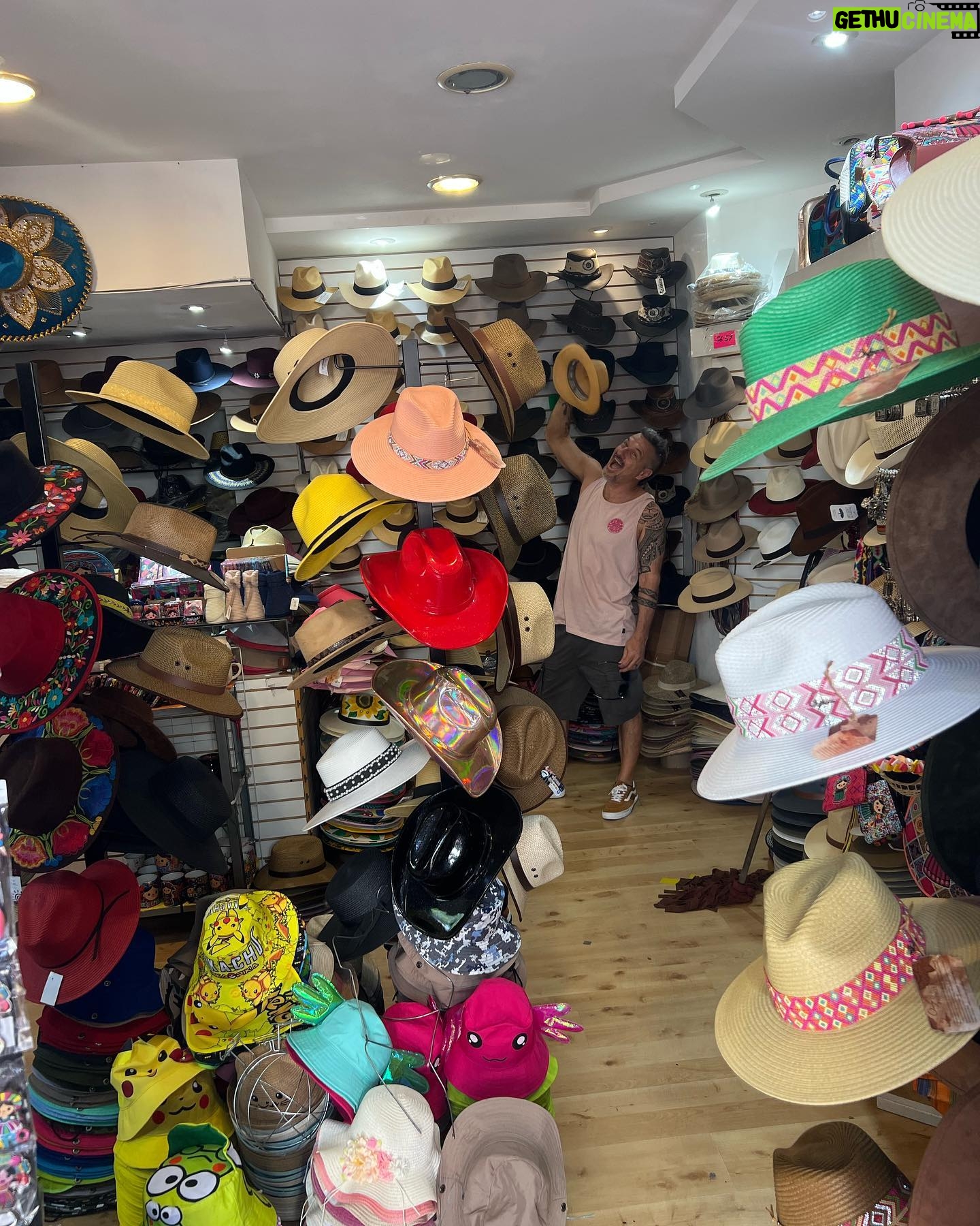 Florencia Bertotti Instagram - Estos días x México y Colombia disfrutando cada minuto con pepito, amigos de siempre, mezclando trabajo con paseos y gente linda!! Traguitos yucatecos, sombreros y karaoke en mi festejo de cumpleaños. Sobremesa y mariachis. Aviones y guacamole. El lujo de viajar con este equipo del amor en donde todos potencian a su manera y con su talento, esta fortuna de hacer lo q nos gusta mucho! ❤️