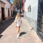 Florencia Bertotti Instagram - Estos días x México y Colombia disfrutando cada minuto con pepito, amigos de siempre, mezclando trabajo con paseos y gente linda!! Traguitos yucatecos, sombreros y karaoke en mi festejo de cumpleaños. Sobremesa y mariachis. Aviones y guacamole. El lujo de viajar con este equipo del amor en donde todos potencian a su manera y con su talento, esta fortuna de hacer lo q nos gusta mucho! ❤️