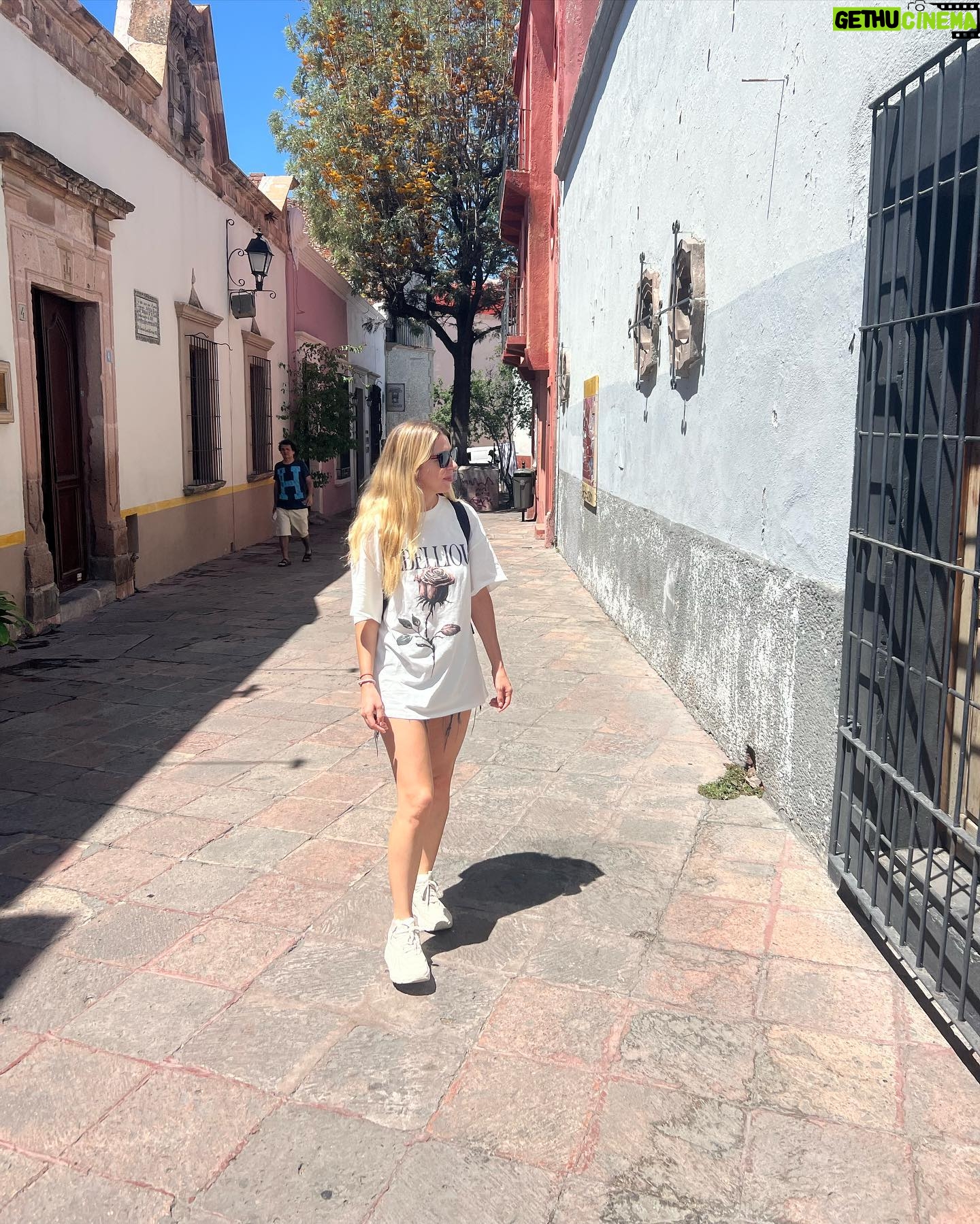 Florencia Bertotti Instagram - Estos días x México y Colombia disfrutando cada minuto con pepito, amigos de siempre, mezclando trabajo con paseos y gente linda!! Traguitos yucatecos, sombreros y karaoke en mi festejo de cumpleaños. Sobremesa y mariachis. Aviones y guacamole. El lujo de viajar con este equipo del amor en donde todos potencian a su manera y con su talento, esta fortuna de hacer lo q nos gusta mucho! ❤️