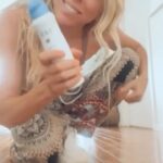 Florencia Bertotti Instagram – Ensayar es lo único que calma mi ansiedad, mis miedos, me da tranquilidad repasar todooooo y en cada pasada me siento mejor! 
Porque los miedos no se van solos, hay que hacer que se vayan ⚡️
Las inseguridades no desaparecen y listo… es nuestro trabajo ser concientes y hacerles frente!  Hay que hacer, animarse, intentar las veces que sea hasta q salga y repetirnos mil veces que podemos, respirar y pensar en el objetivo! 
El motor está en uno y disfrutar los procesos sin juzgarnos es parte del camino!🙌🏻
#levantemoslosbrazos 
@dove ✨
