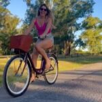 Florencia Bertotti Instagram – Andar descalza en bici me remonta a Miramar y me hace feliz siempre ☀️🚲🌿🌾💦🙌🏻✨

@topmega_oficial (vayan a chusmear q hay bicis DI VI NAS✨)