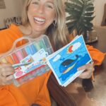 Florencia Bertotti Instagram - Holooo acá cerrando el día les traigo este datazo para regalar y para disfrutar con los mas minis 😍 La valijita de @trabiok PAINT by NUMBERS que viene con de todo adentro! 🎨🖍️🧑‍🎨🖼️ tiene láminas con dibujos y un librito para colorear! Alguien más fan de estas actividadades? Feliz fin de miercoles! 💛