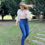 Florencia Bertotti Instagram - -El jean Perfecto no exis… Encontrar el jean perfecto puede parecer una misión imposible. Gracias a Portsaid, ya no lo es tanto. #perfecto @portsaidoficial 👖 El modelo q tengo yo es el 👇🏼 SLIM ADELA OHNEST WINTER (Y el sweater q me preguntaron muchas x stories también! 🤍)