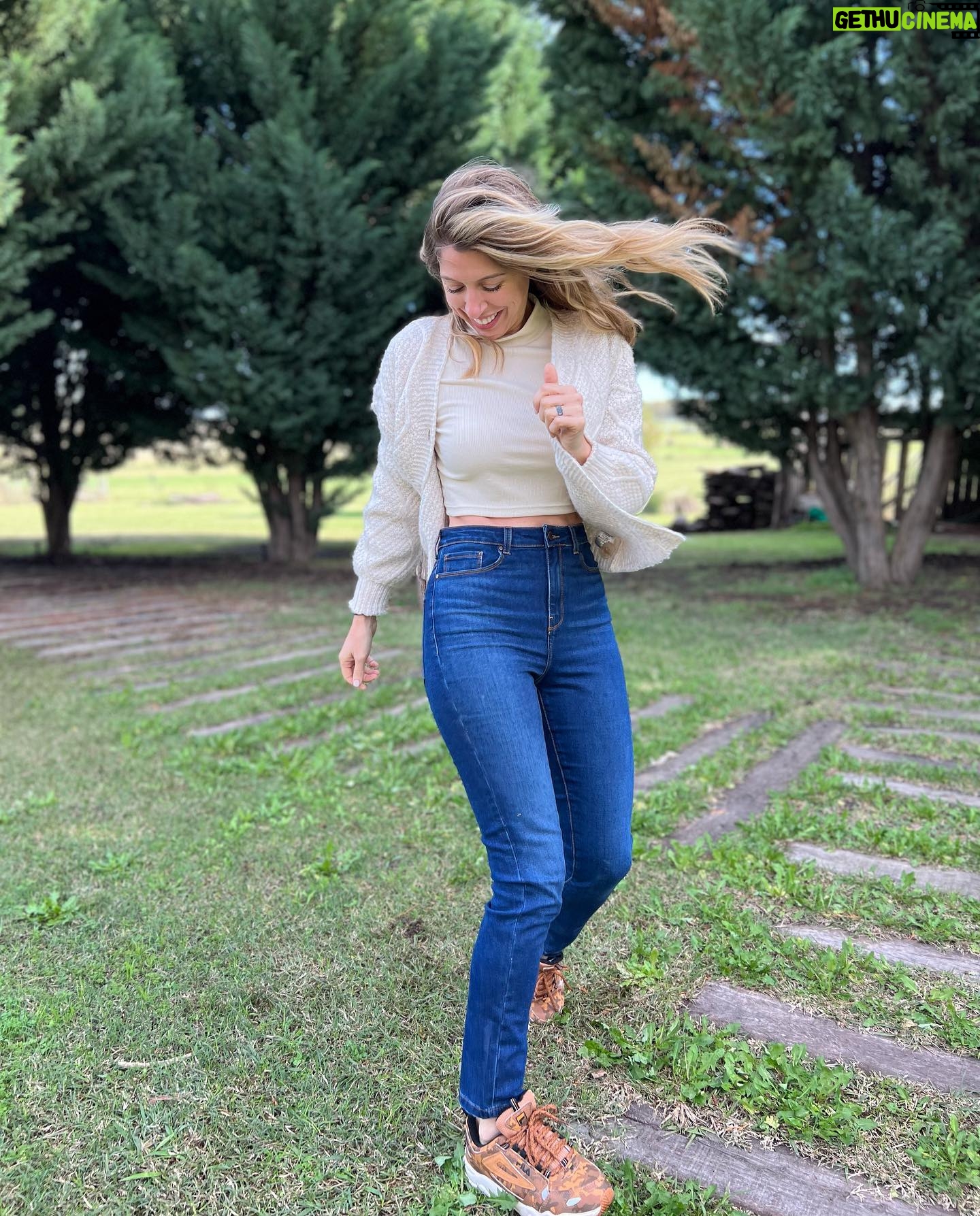 Florencia Bertotti Instagram - -El jean Perfecto no exis… Encontrar el jean perfecto puede parecer una misión imposible. Gracias a Portsaid, ya no lo es tanto. #perfecto @portsaidoficial 👖 El modelo q tengo yo es el 👇🏼 SLIM ADELA OHNEST WINTER (Y el sweater q me preguntaron muchas x stories también! 🤍)