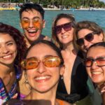 Florencia Bertotti Instagram - Carrete random de República Dominicana! (Vengo c delay jsjs) No se muy bien que decir. Todo es mucho y es muy lindo! Los shows fueron cómo hacer una fiesta en casa y cantar en el living a viva voz, sintiendo cada canción, disfrutando muchísimo cada minuto! Vamo arriba como dicen los dominicanos! Que se repita! ❤️ Fotos para prensa, Sound check, playaita con agua tibia, foto con la estefacitaaaa y con algunos de los genios bailarines, libro q estoy leyendo, venue preparado, ida en combi con este equipo del bien y momento preferido con willowww y flora 🙌🏻💫🇩🇴❤️ Gracias x tanto cariño! 🙌🏻🌼✨💛🎤🥳