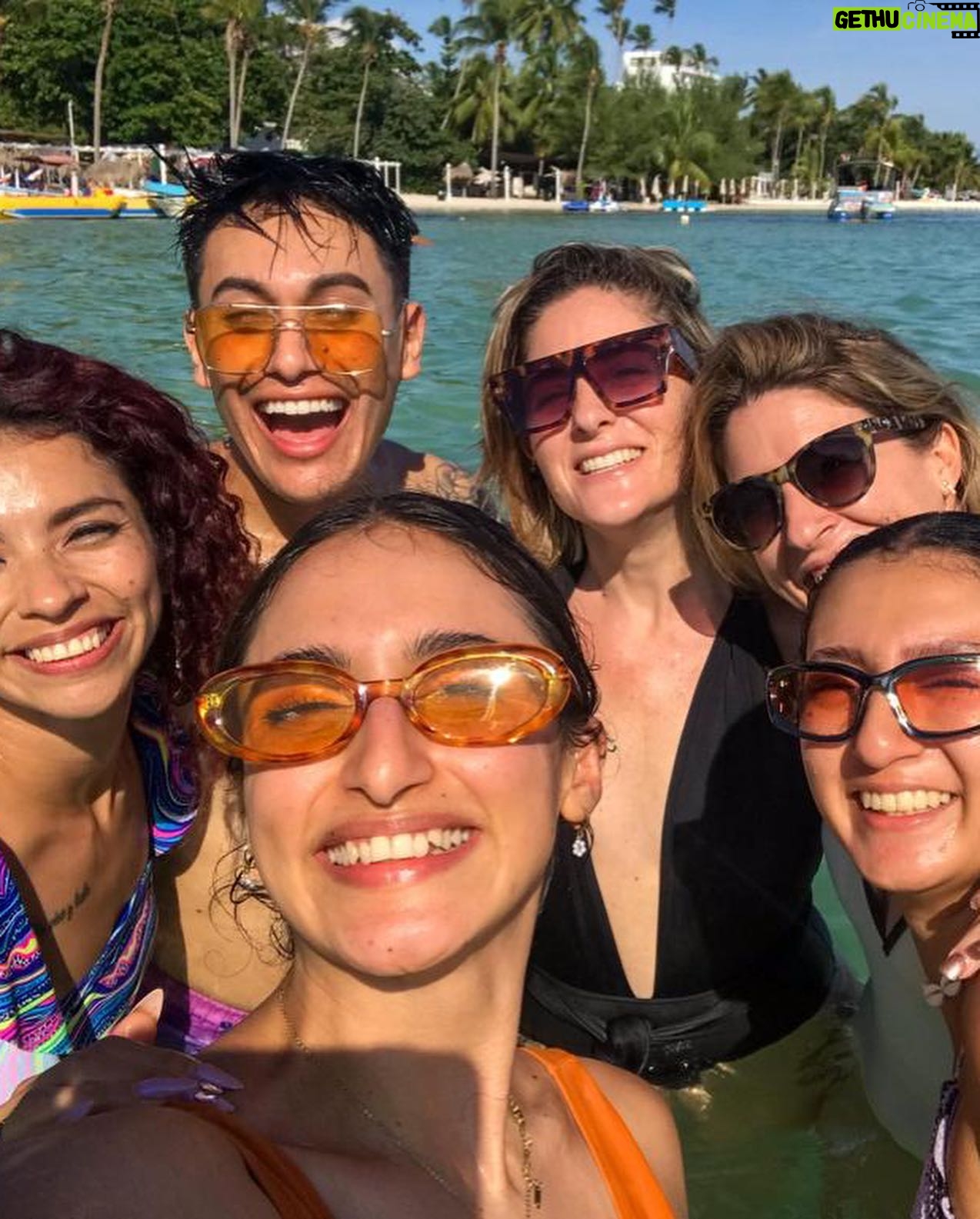 Florencia Bertotti Instagram - Carrete random de República Dominicana! (Vengo c delay jsjs) No se muy bien que decir. Todo es mucho y es muy lindo! Los shows fueron cómo hacer una fiesta en casa y cantar en el living a viva voz, sintiendo cada canción, disfrutando muchísimo cada minuto! Vamo arriba como dicen los dominicanos! Que se repita! ❤️ Fotos para prensa, Sound check, playaita con agua tibia, foto con la estefacitaaaa y con algunos de los genios bailarines, libro q estoy leyendo, venue preparado, ida en combi con este equipo del bien y momento preferido con willowww y flora 🙌🏻💫🇩🇴❤️ Gracias x tanto cariño! 🙌🏻🌼✨💛🎤🥳